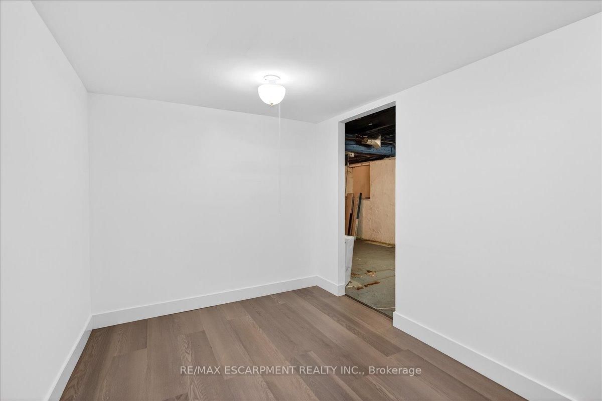 Detached House for sale at 139 Queen Street, Hamilton, Ontario, L8P 3S3 - Durand - MLS: X13012796