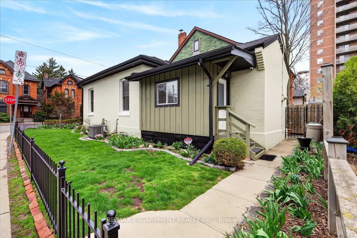 Detached House for sale at 139 Queen Street, Hamilton, Ontario, L8P 3S3 - Durand - MLS: X13012796