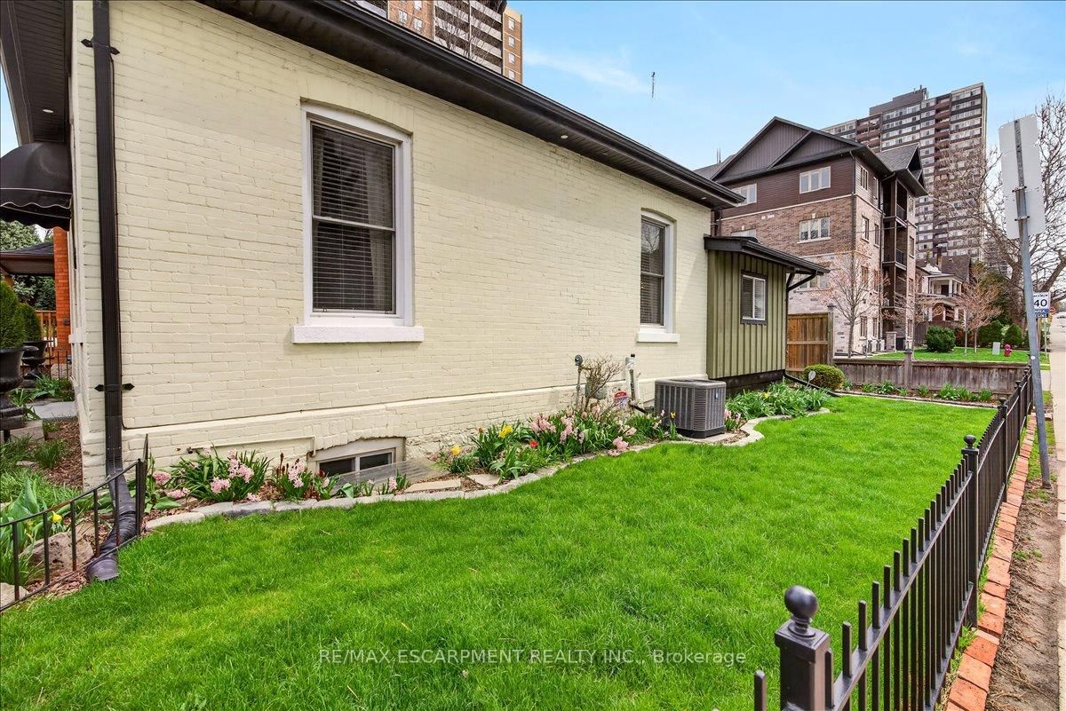 Detached House for sale at 139 Queen Street, Hamilton, Ontario, L8P 3S3 - Durand - MLS: X13012796