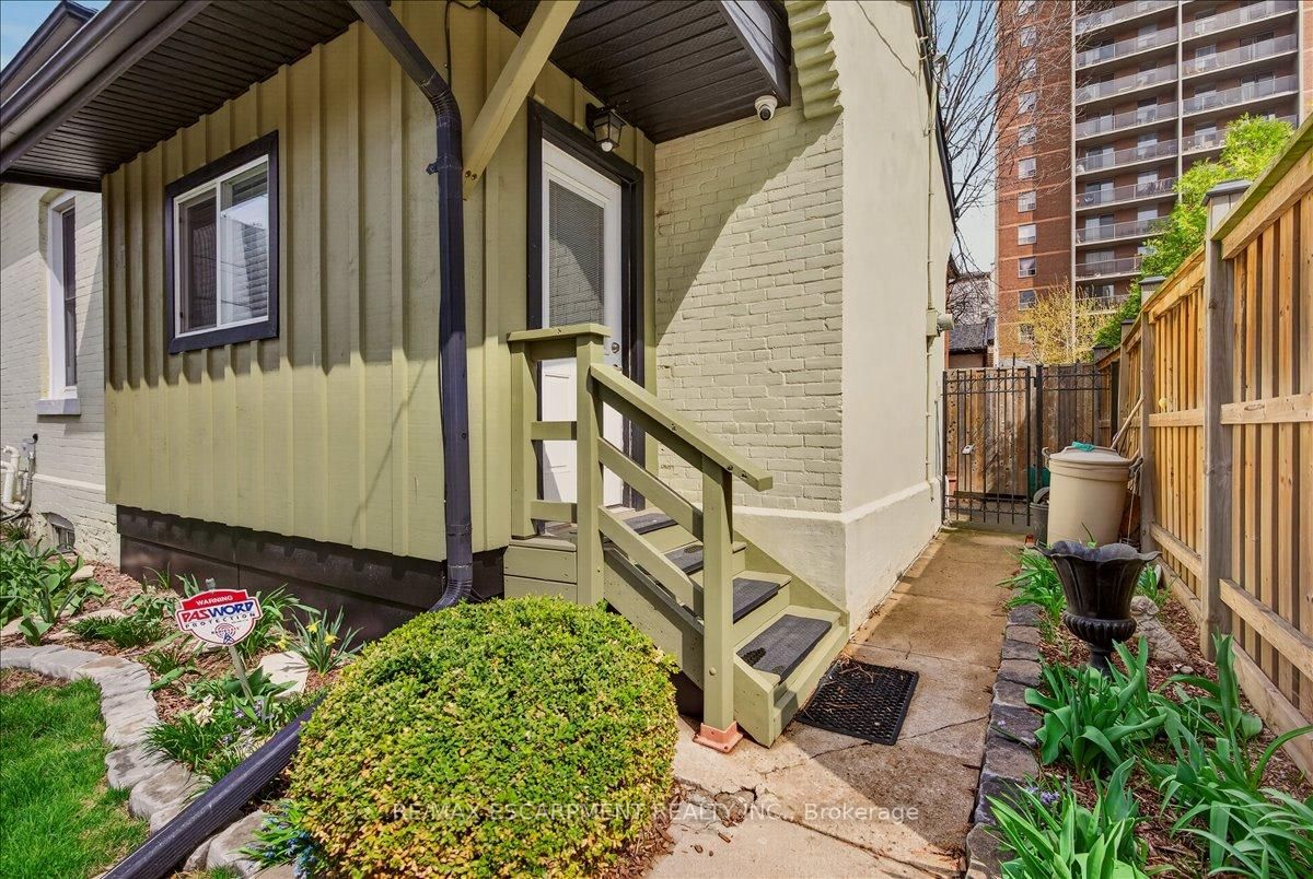 Detached House for sale at 139 Queen Street, Hamilton, Ontario, L8P 3S3 - Durand - MLS: X13012796