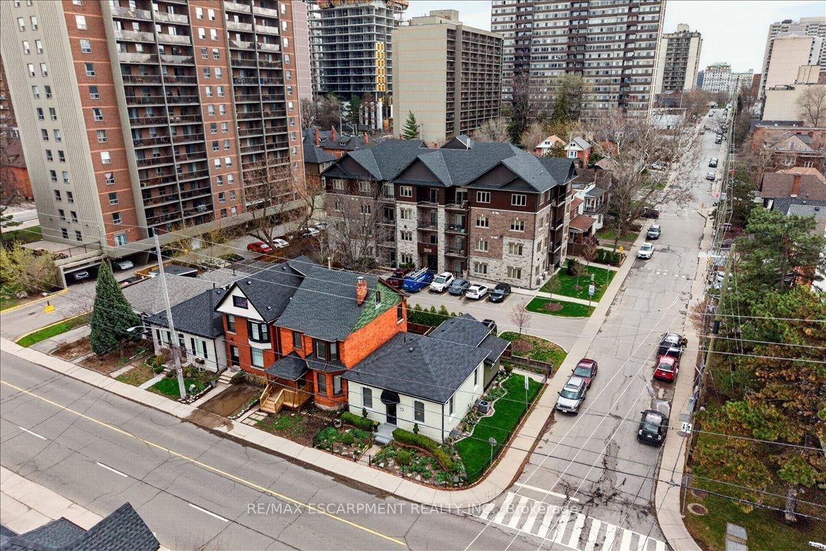 Detached House for sale at 139 Queen Street, Hamilton, Ontario, L8P 3S3 - Durand - MLS: X13012796