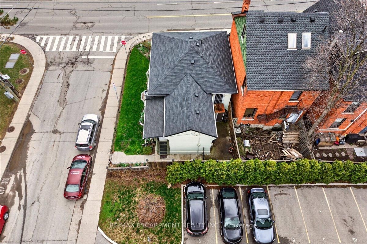 Detached House for sale at 139 Queen Street, Hamilton, Ontario, L8P 3S3 - Durand - MLS: X13012796