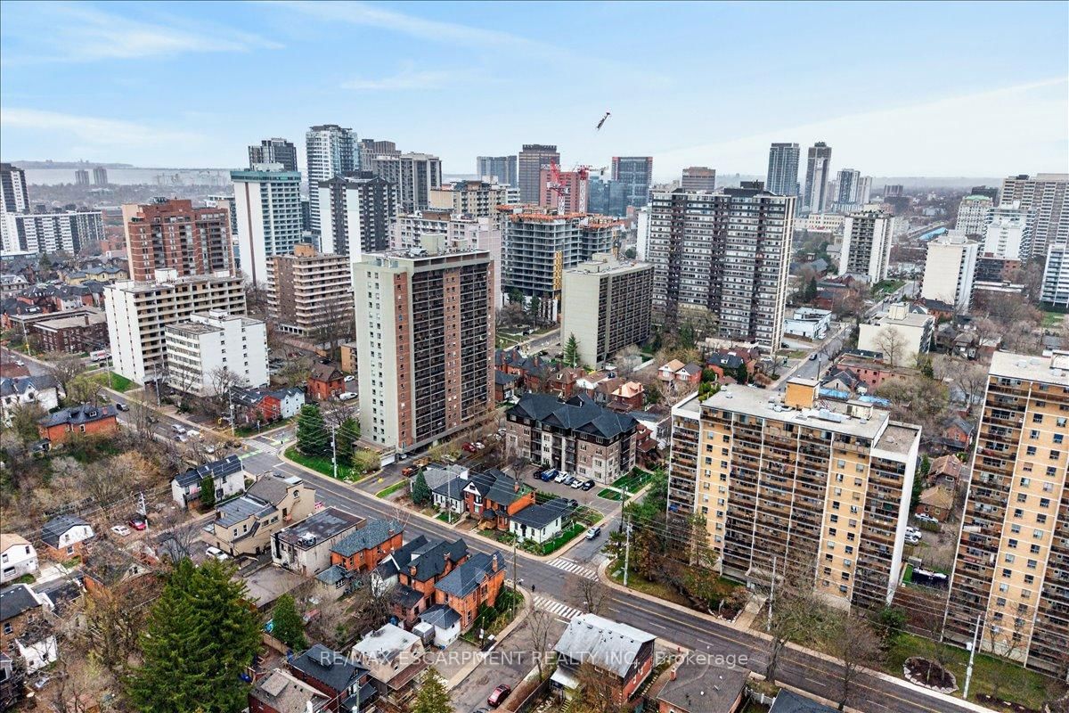 Detached House for sale at 139 Queen Street, Hamilton, Ontario, L8P 3S3 - Durand - MLS: X13012796