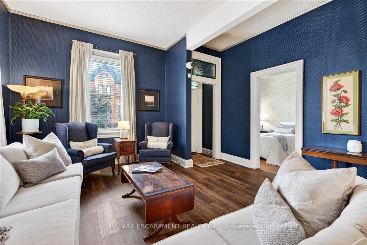 Detached House for sale at 139 Queen Street, Hamilton, Ontario, L8P 3S3 - Durand - MLS: X13012796