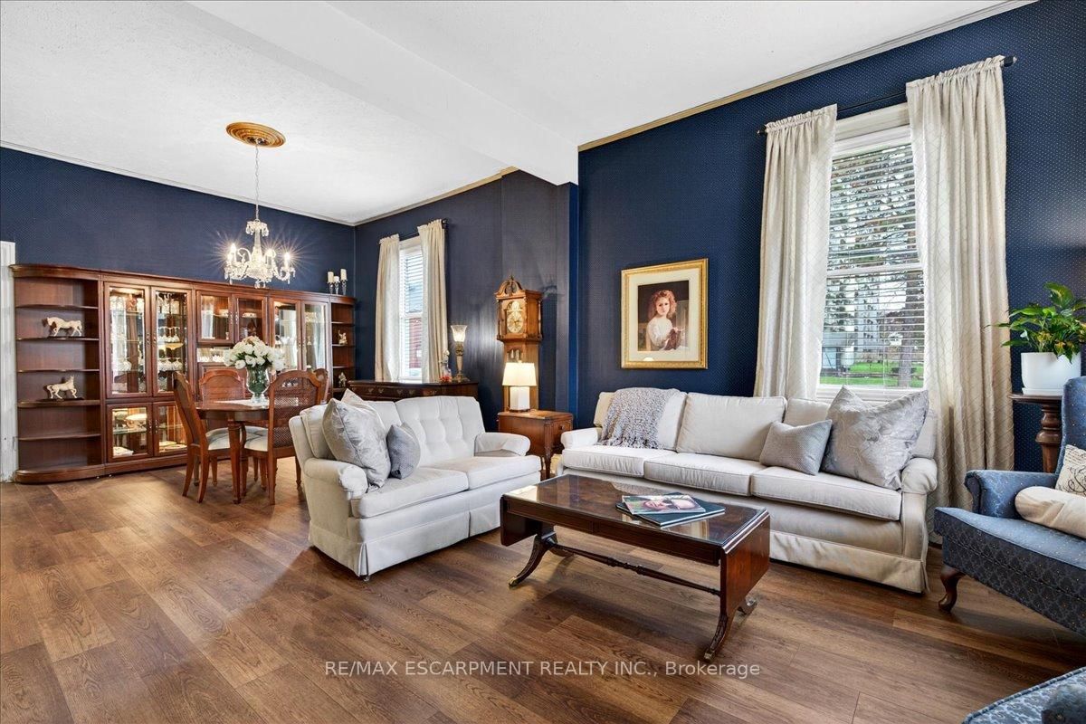 Detached House for sale at 139 Queen Street, Hamilton, Ontario, L8P 3S3 - Durand - MLS: X13012796