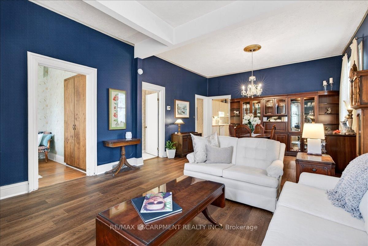 Detached House for sale at 139 Queen Street, Hamilton, Ontario, L8P 3S3 - Durand - MLS: X13012796