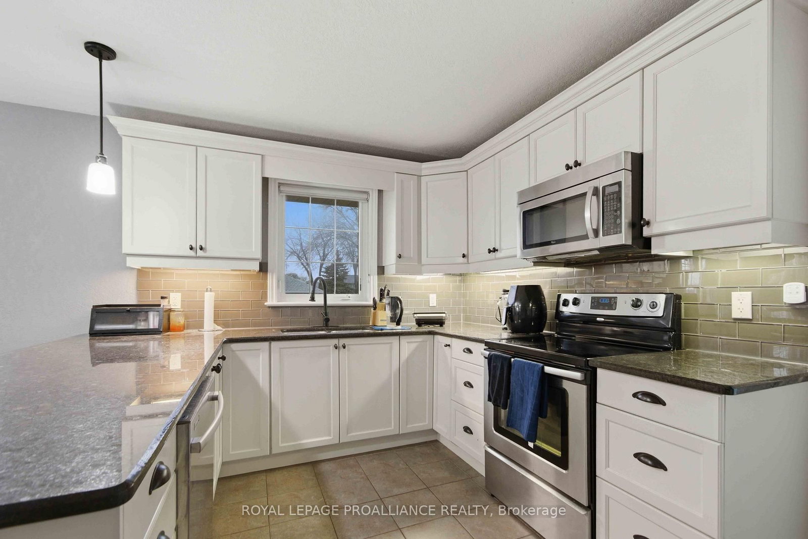 Detached House for sale at 2 Freedom Crescent, Quinte West, Ontario, K8V 0C1 - Sidney Ward - MLS: X13012872