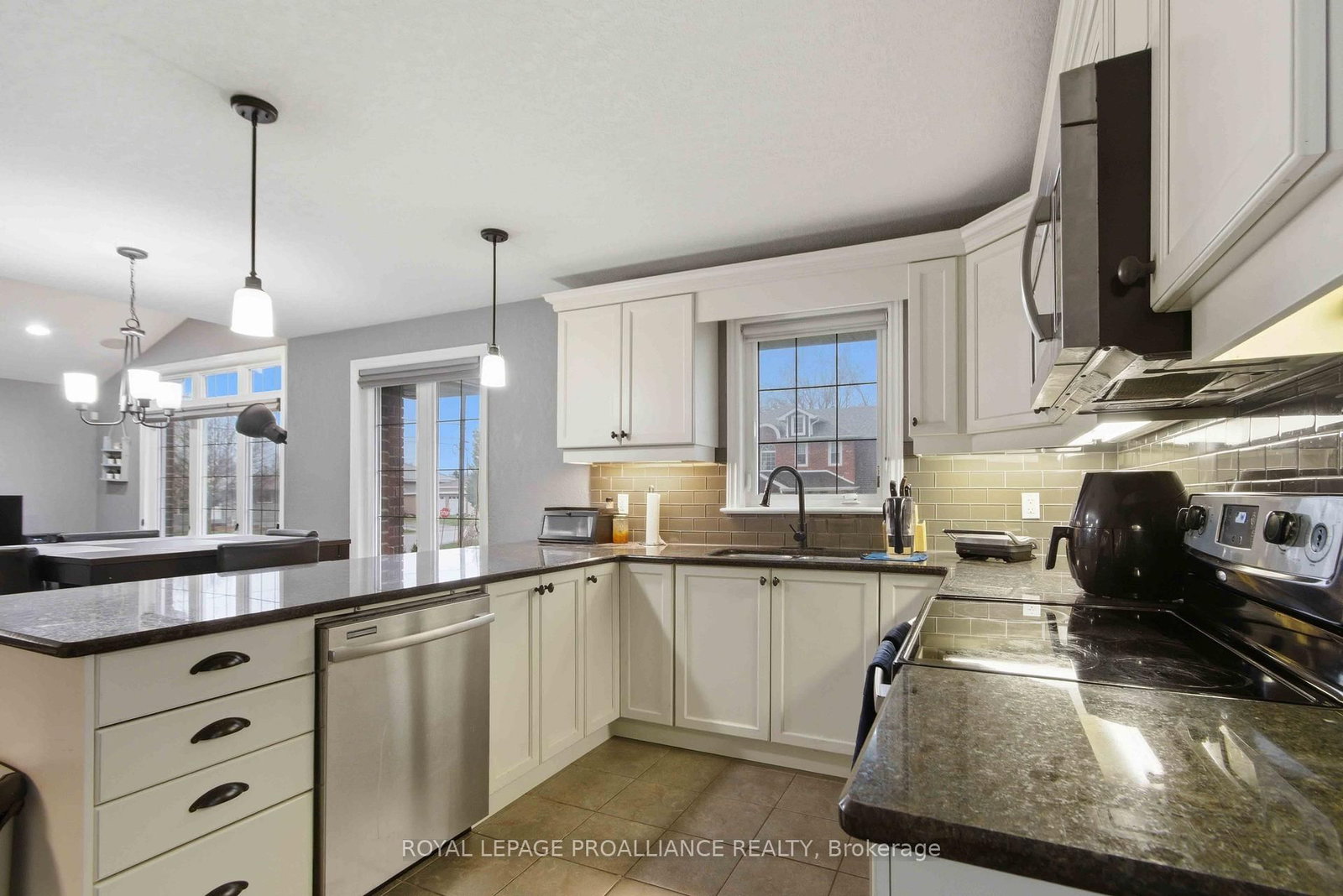 Detached House for sale at 2 Freedom Crescent, Quinte West, Ontario, K8V 0C1 - Sidney Ward - MLS: X13012872