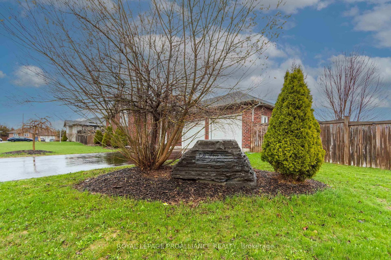 Detached House for sale at 2 Freedom Crescent, Quinte West, Ontario, K8V 0C1 - Sidney Ward - MLS: X13012872