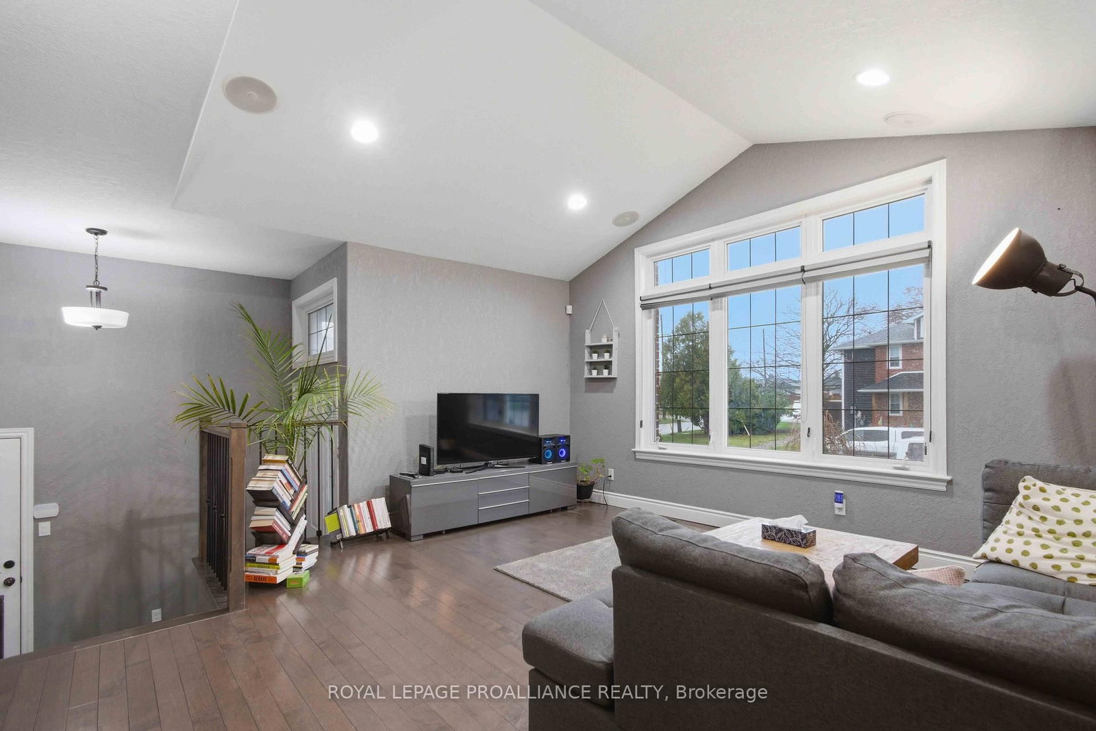 Detached House for sale at 2 Freedom Crescent, Quinte West, Ontario, K8V 0C1 - Sidney Ward - MLS: X13012872