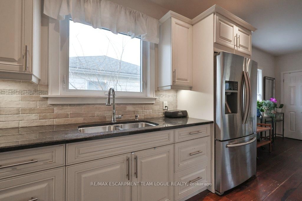 Detached House for sale at 23 Searle Street, Hamilton, Ontario, L9A 2V6 - Centremount - MLS: X13013156