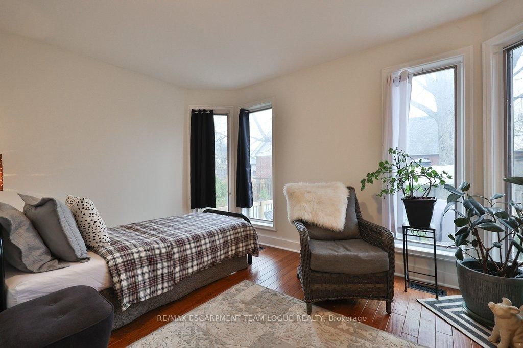 Detached House for sale at 23 Searle Street, Hamilton, Ontario, L9A 2V6 - Centremount - MLS: X13013156