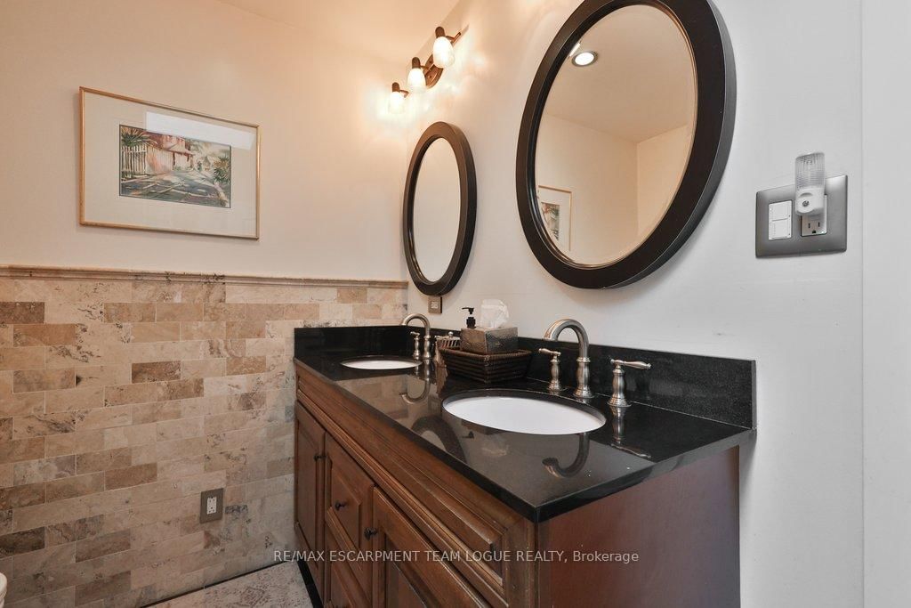 Detached House for sale at 23 Searle Street, Hamilton, Ontario, L9A 2V6 - Centremount - MLS: X13013156