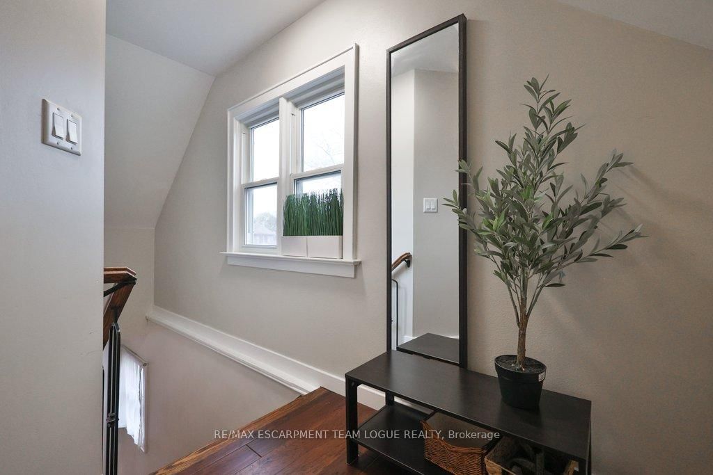 Detached House for sale at 23 Searle Street, Hamilton, Ontario, L9A 2V6 - Centremount - MLS: X13013156