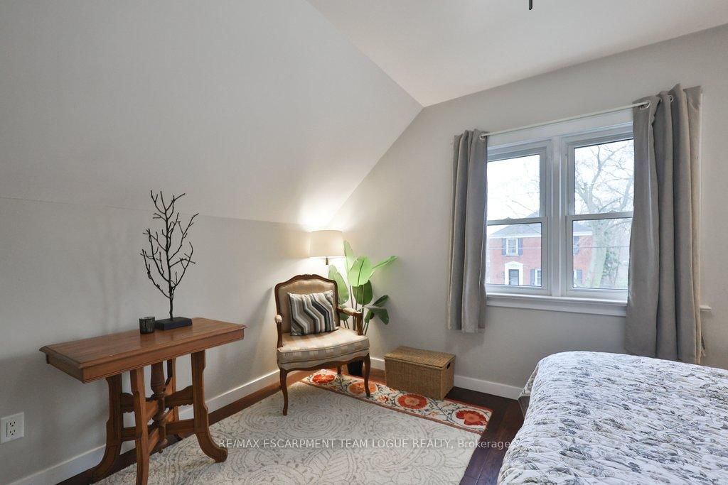 Detached House for sale at 23 Searle Street, Hamilton, Ontario, L9A 2V6 - Centremount - MLS: X13013156