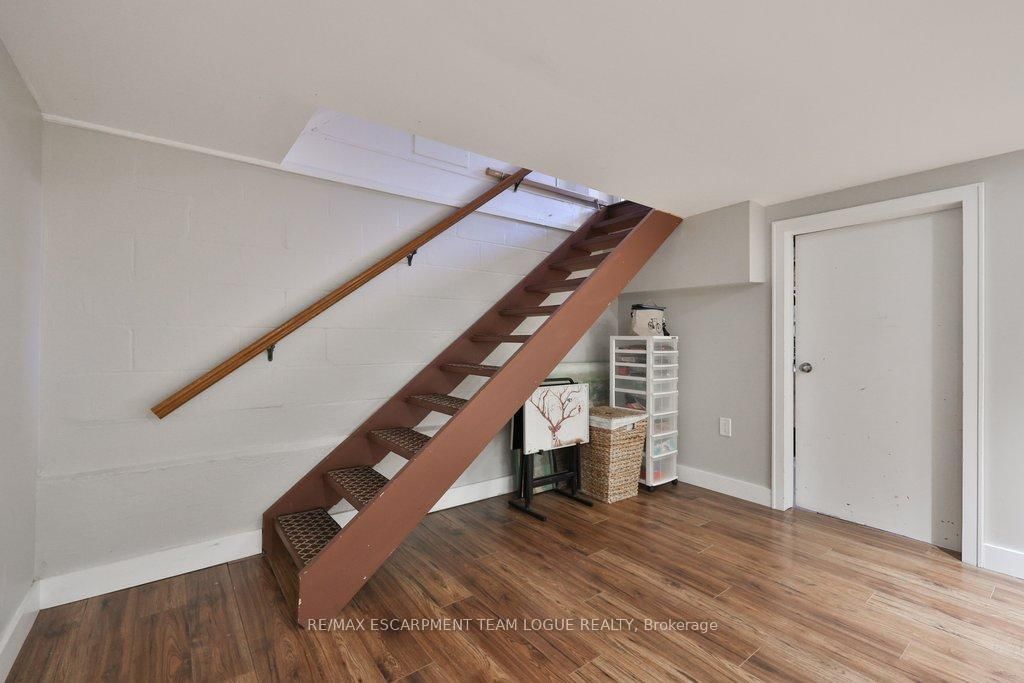 Detached House for sale at 23 Searle Street, Hamilton, Ontario, L9A 2V6 - Centremount - MLS: X13013156