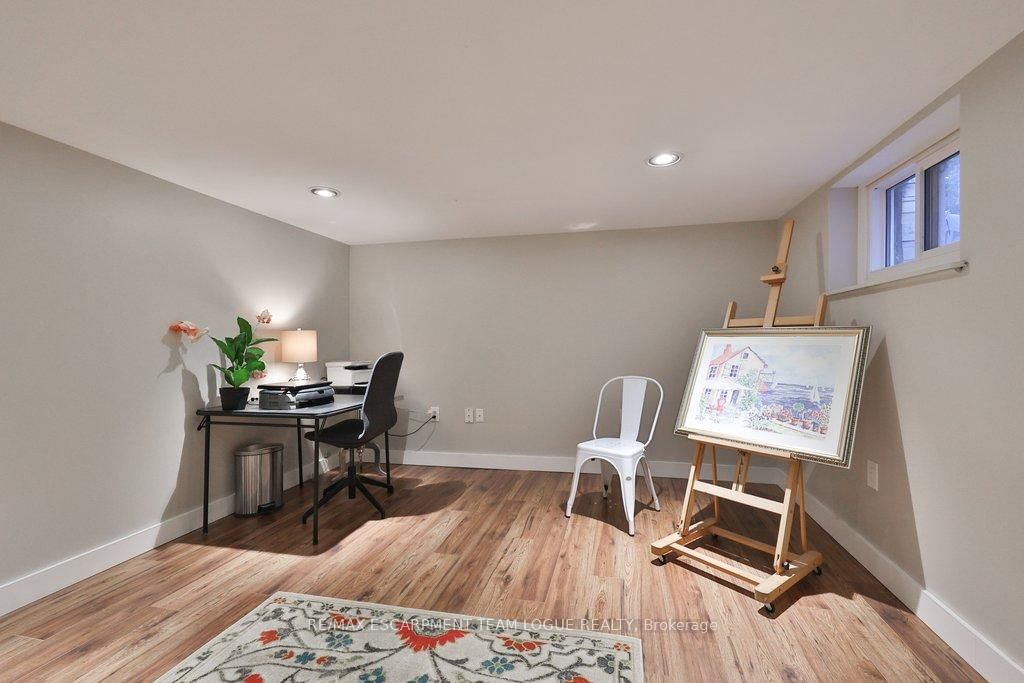 Detached House for sale at 23 Searle Street, Hamilton, Ontario, L9A 2V6 - Centremount - MLS: X13013156