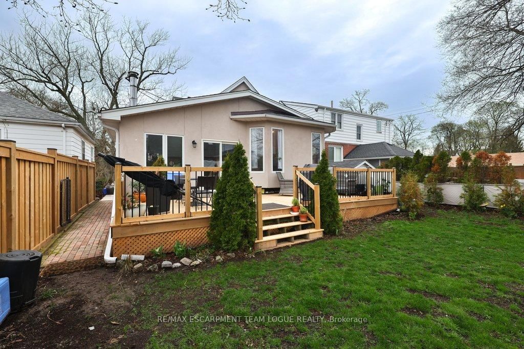 Detached House for sale at 23 Searle Street, Hamilton, Ontario, L9A 2V6 - Centremount - MLS: X13013156