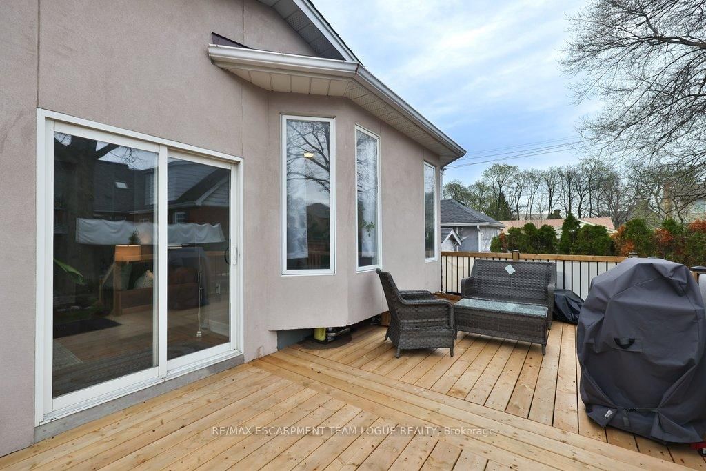 Detached House for sale at 23 Searle Street, Hamilton, Ontario, L9A 2V6 - Centremount - MLS: X13013156