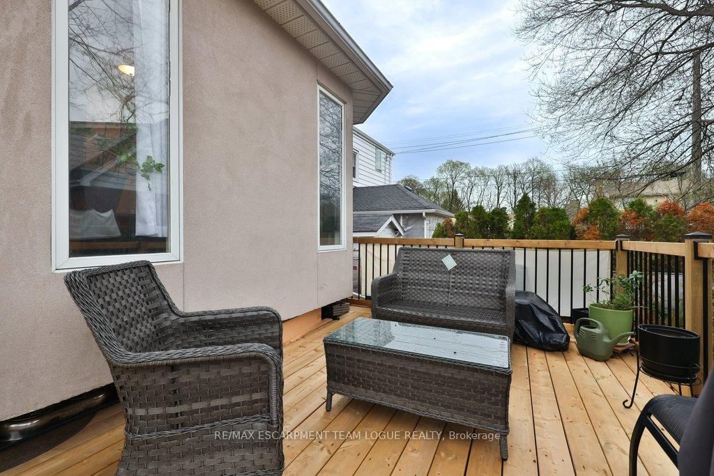 Detached House for sale at 23 Searle Street, Hamilton, Ontario, L9A 2V6 - Centremount - MLS: X13013156