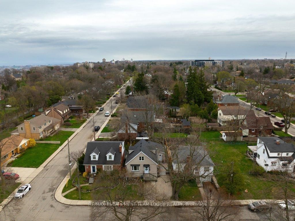 Detached House for sale at 23 Searle Street, Hamilton, Ontario, L9A 2V6 - Centremount - MLS: X13013156