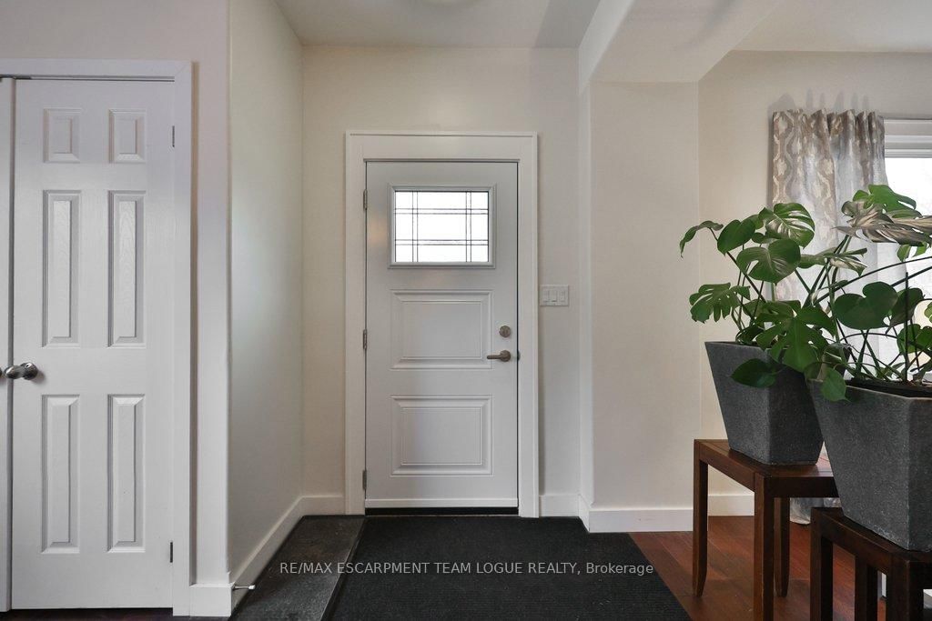 Detached House for sale at 23 Searle Street, Hamilton, Ontario, L9A 2V6 - Centremount - MLS: X13013156