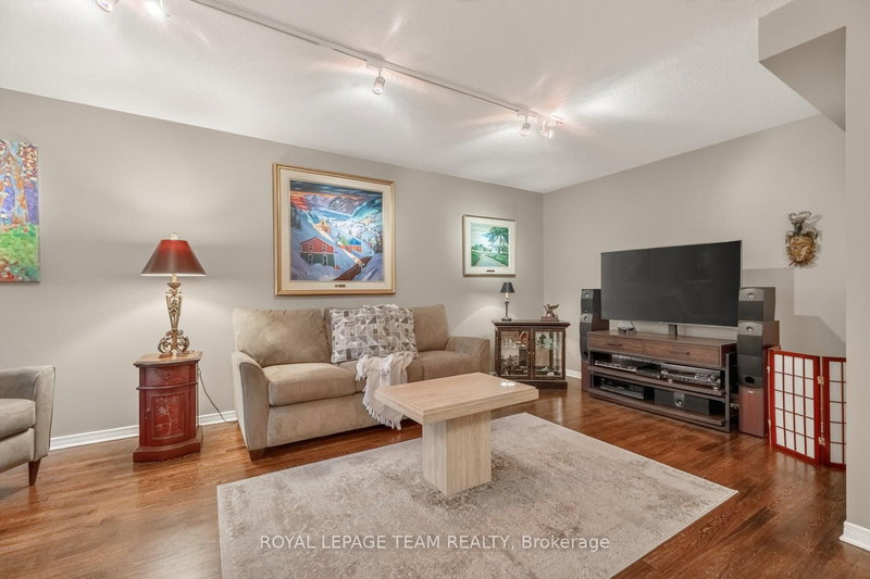 9 BOREALIS Cres, Ottawa, K1K 4T4 | Image 3