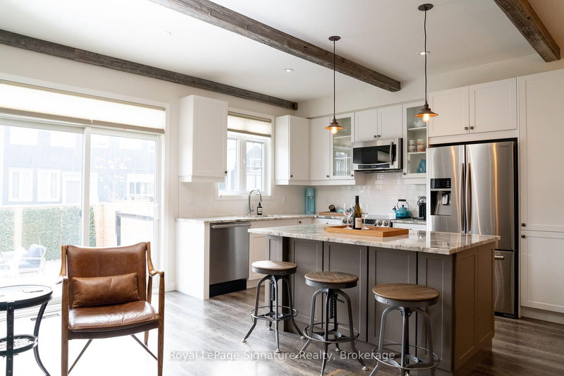 345 Yellow Birch Cres, Blue Mountains, L9Y 0Y5 | Image 2