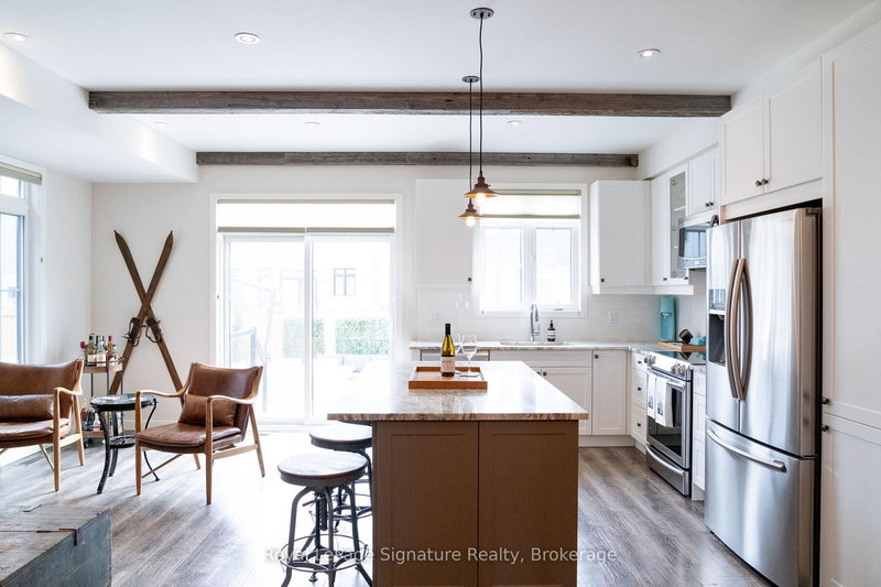 345 Yellow Birch Cres, Blue Mountains, L9Y 0Y5 | Image 3