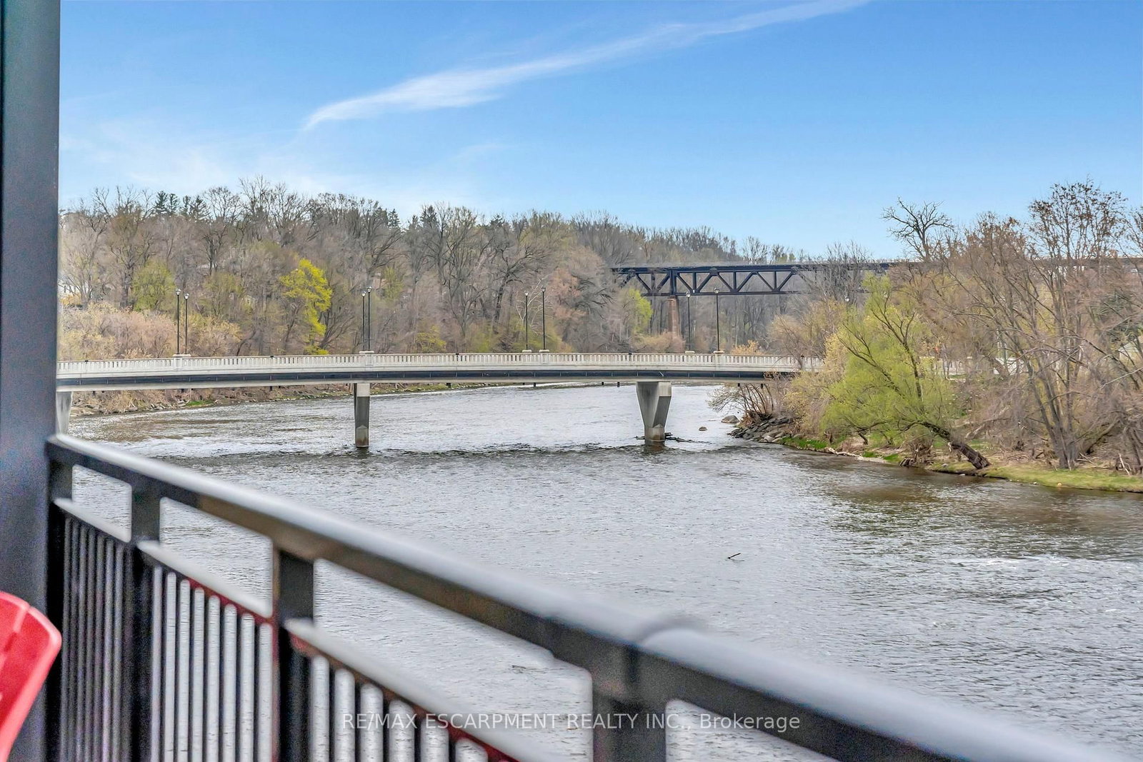 7 Grand River Street N