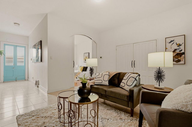 163 Victoria Avenue N