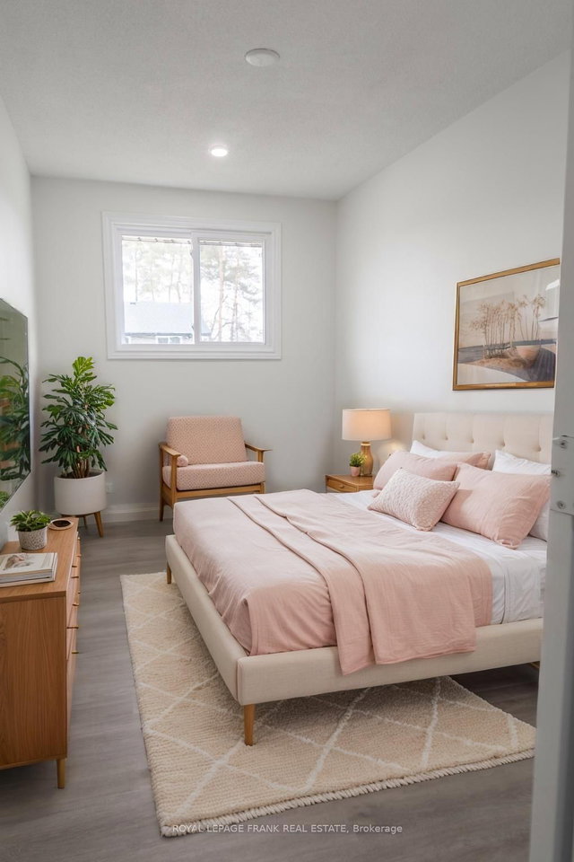 3 - 86 Mary Street W