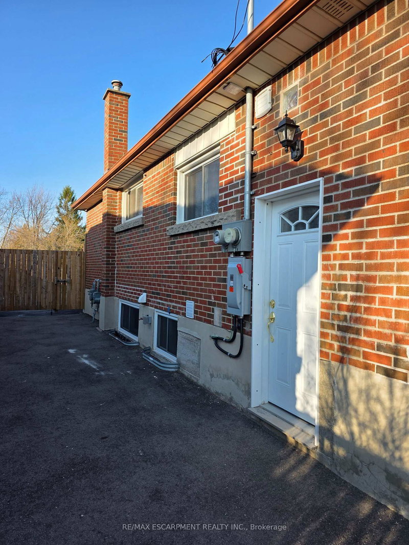 Lower Unit - 62 Richwill Rd, Hamilton, L9C 1S3 | Image 2