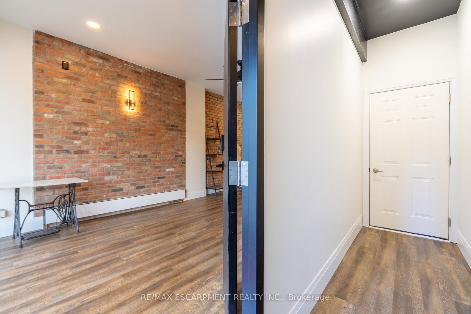 299 James Street N - Photo 8