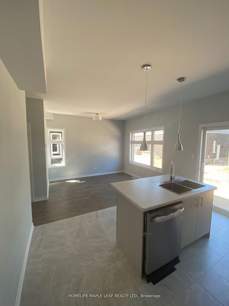 37 - 5672 Dorchester Rd, Niagara Falls, L2G 5S3 | Image 2