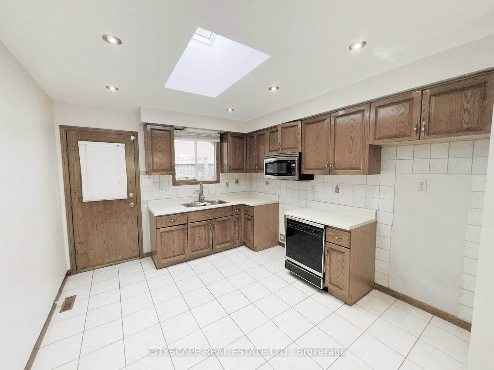 Detached House for sale at 7 Quincy Court, Hamilton, Ontario, L8W 2T4 - Quinndale - MLS: X13015522