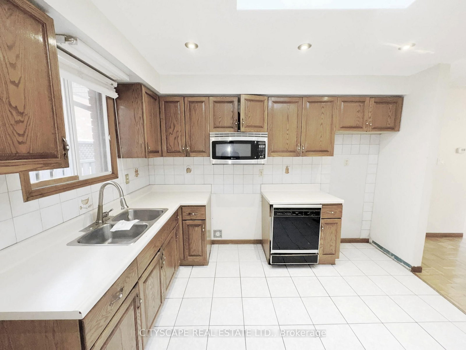 Detached House for sale at 7 Quincy Court, Hamilton, Ontario, L8W 2T4 - Quinndale - MLS: X13015522