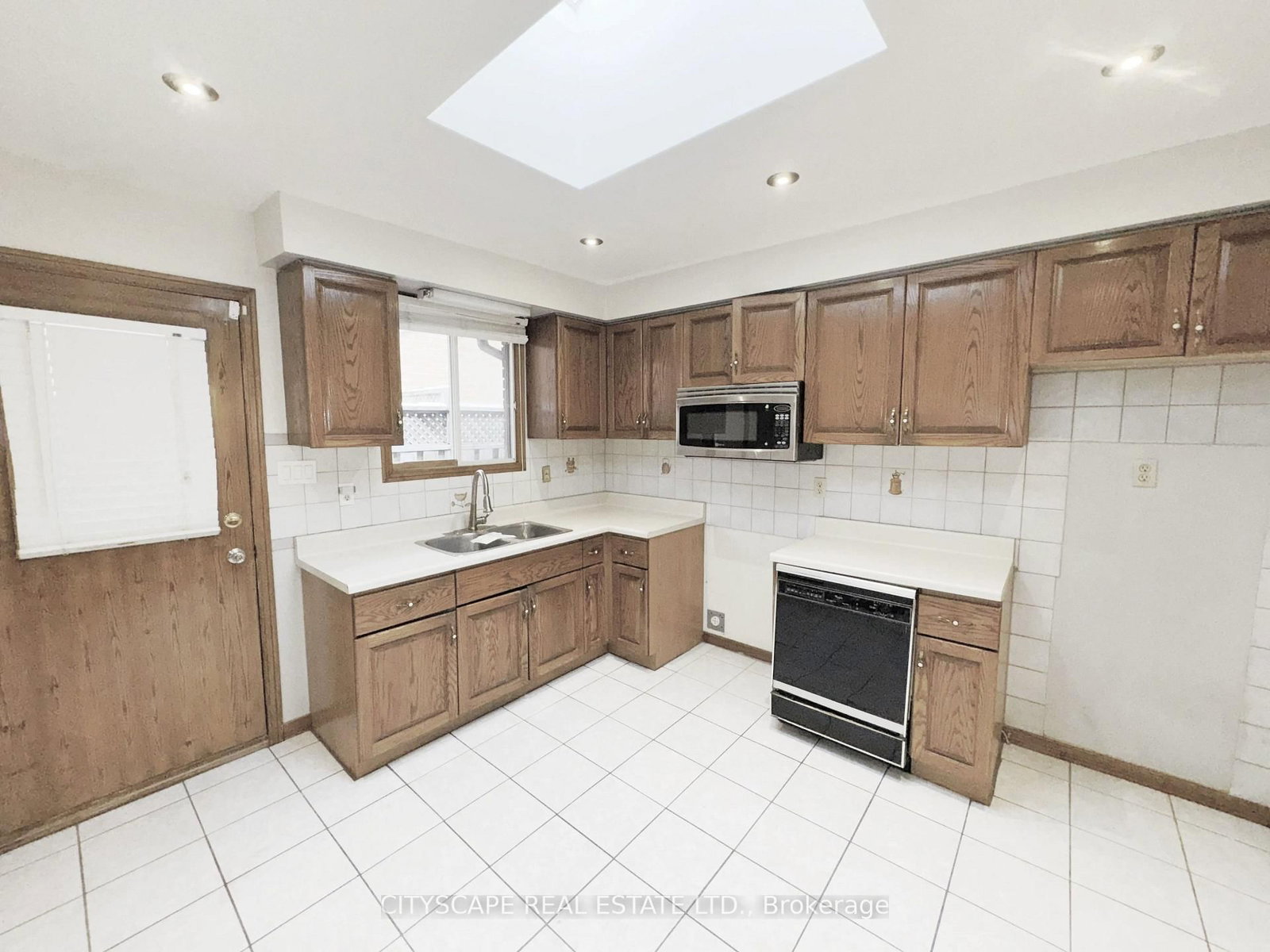 Detached House for sale at 7 Quincy Court, Hamilton, Ontario, L8W 2T4 - Quinndale - MLS: X13015522