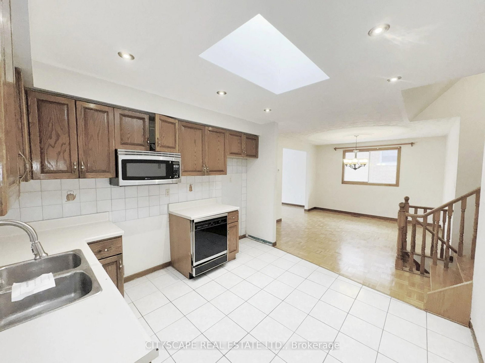 Detached House for sale at 7 Quincy Court, Hamilton, Ontario, L8W 2T4 - Quinndale - MLS: X13015522