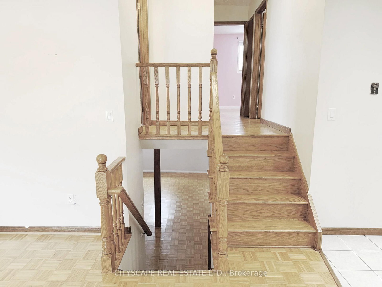 Detached House for sale at 7 Quincy Court, Hamilton, Ontario, L8W 2T4 - Quinndale - MLS: X13015522