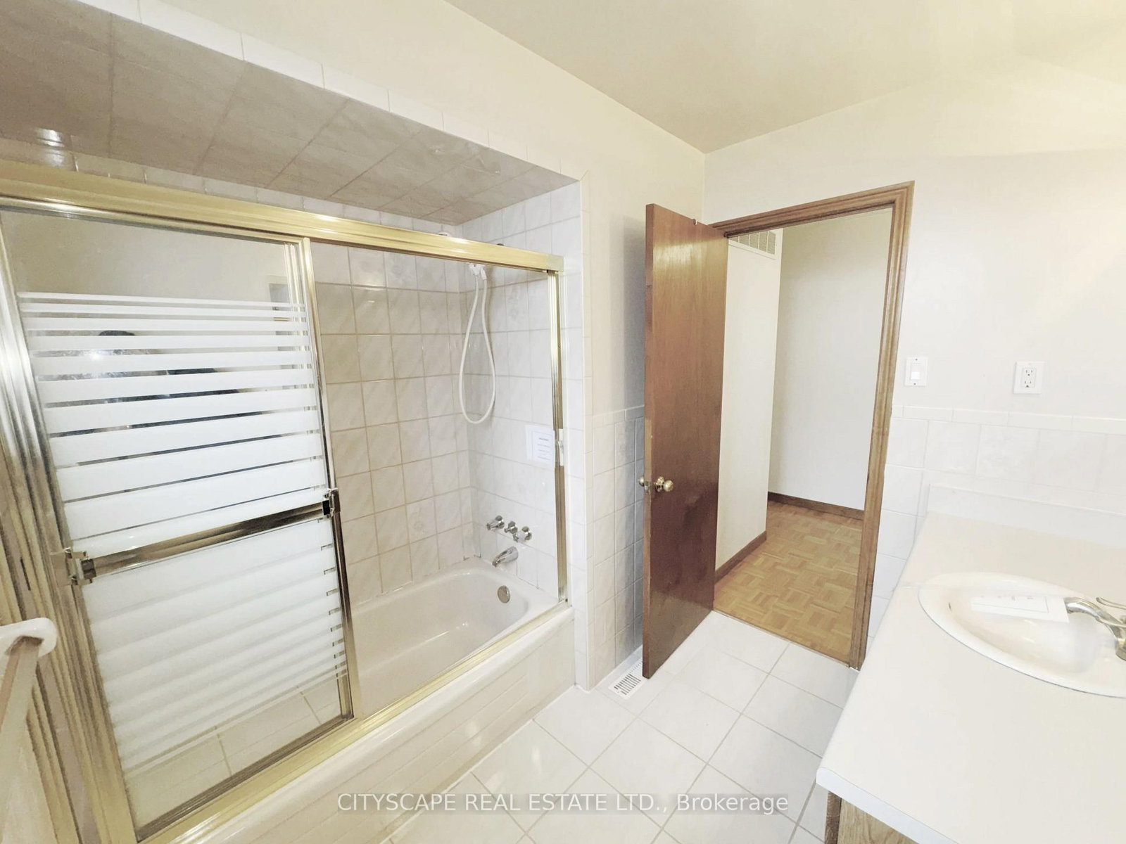 Detached House for sale at 7 Quincy Court, Hamilton, Ontario, L8W 2T4 - Quinndale - MLS: X13015522