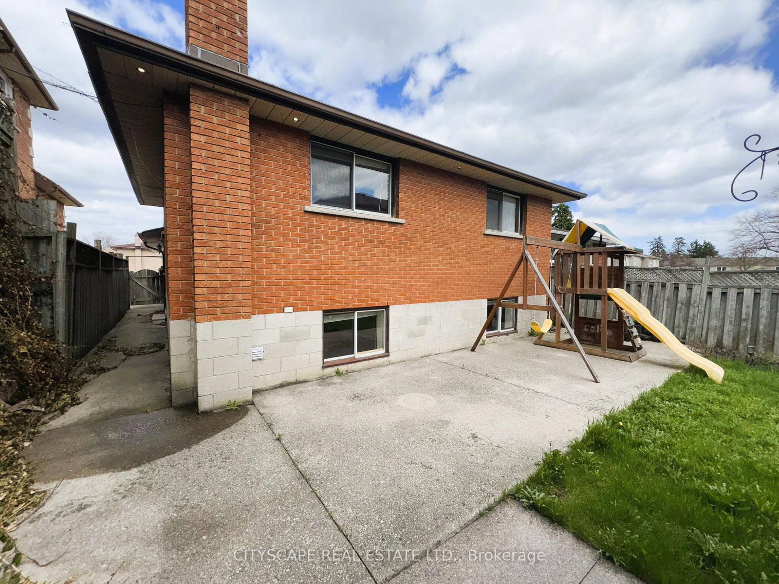 Detached House for sale at 7 Quincy Court, Hamilton, Ontario, L8W 2T4 - Quinndale - MLS: X13015522