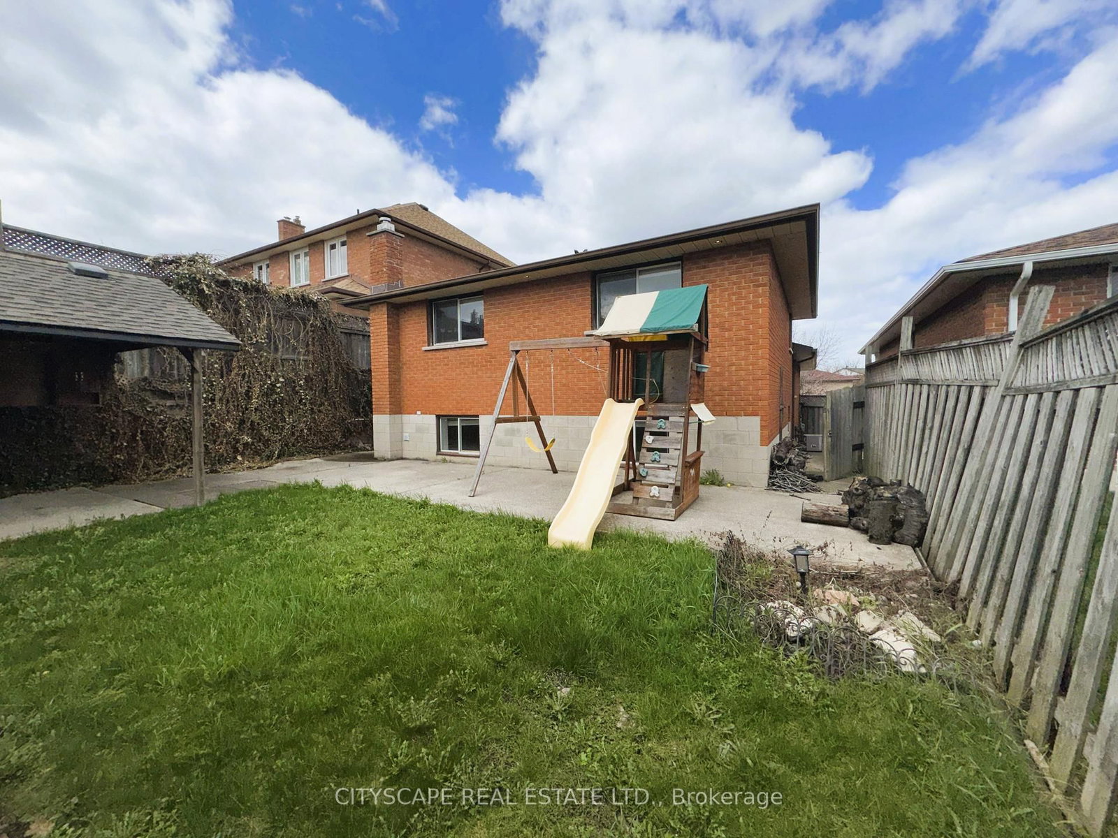 Detached House for sale at 7 Quincy Court, Hamilton, Ontario, L8W 2T4 - Quinndale - MLS: X13015522