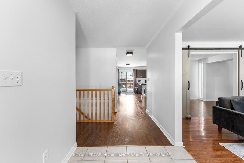 343 Sunrise Cres, Kingston, K7M 8A5 | Image 2