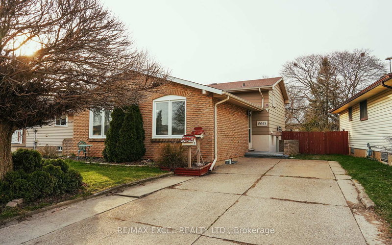8061 Paddock Trail Dr, Niagara Falls, L2H 1W8 | Image 2