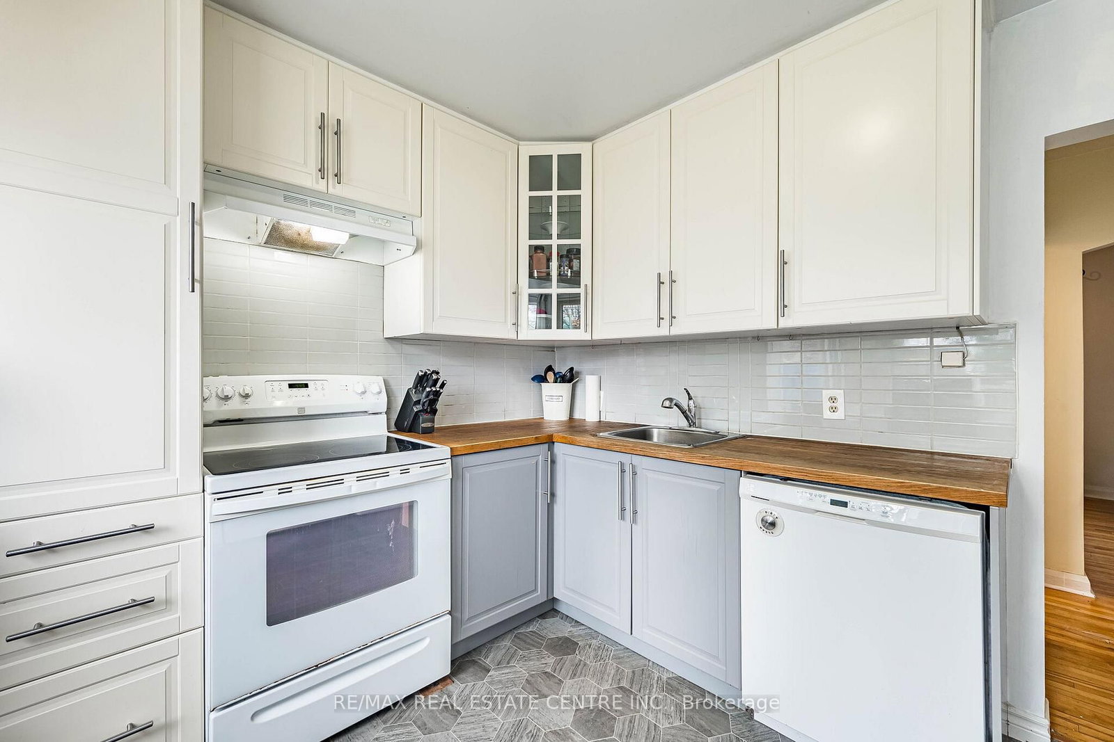 40 Ellis Crescent N - Photo 11