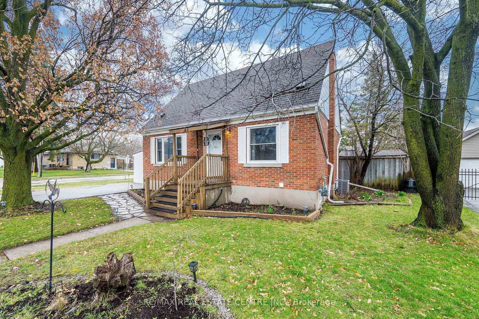 40 Ellis Crescent N - Photo 2