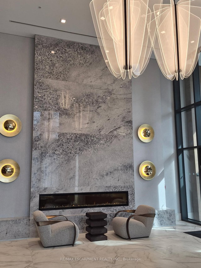 818 - 75 James Street S