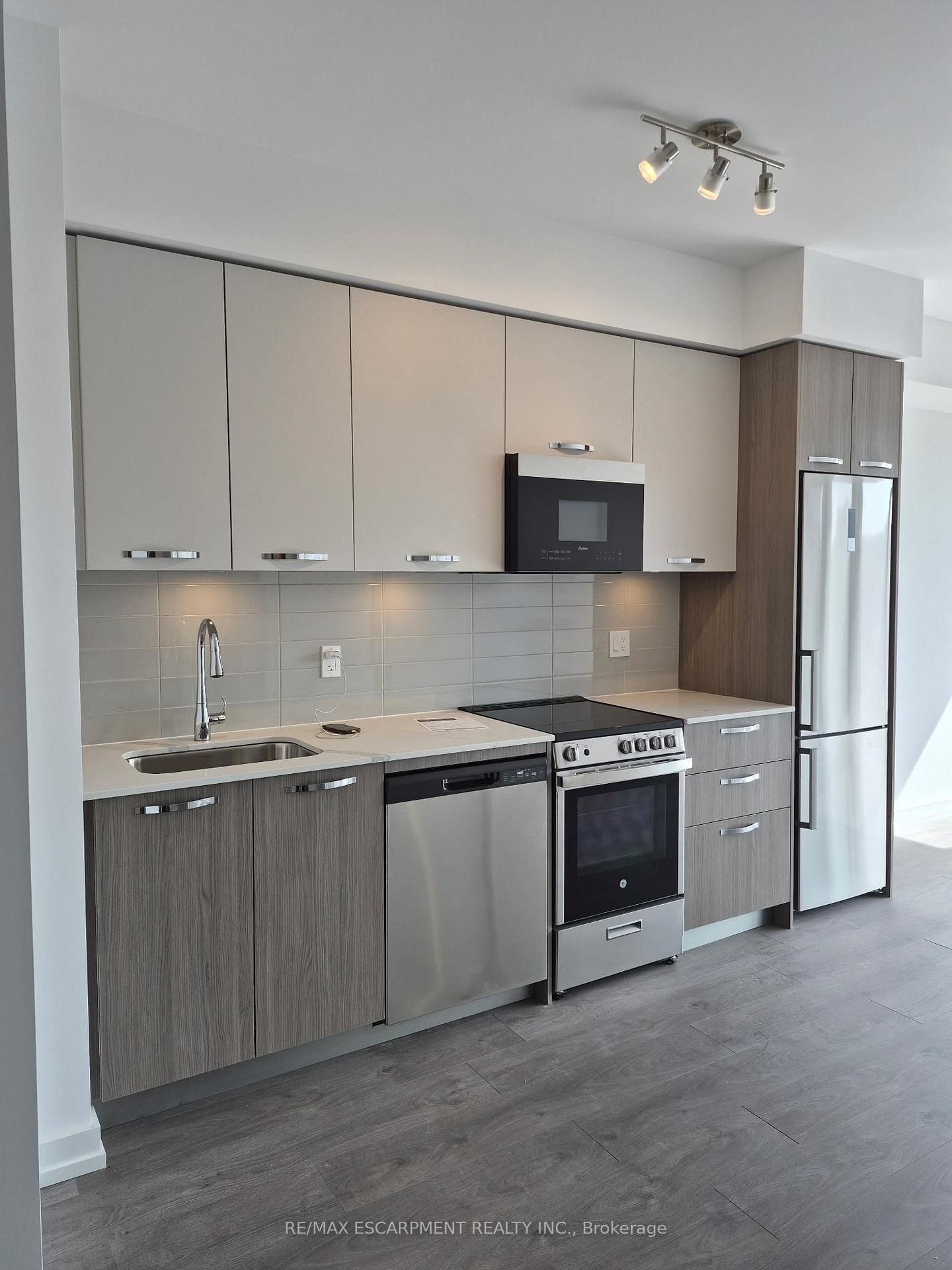 75 James Street S, Unit 818 - Photo 14