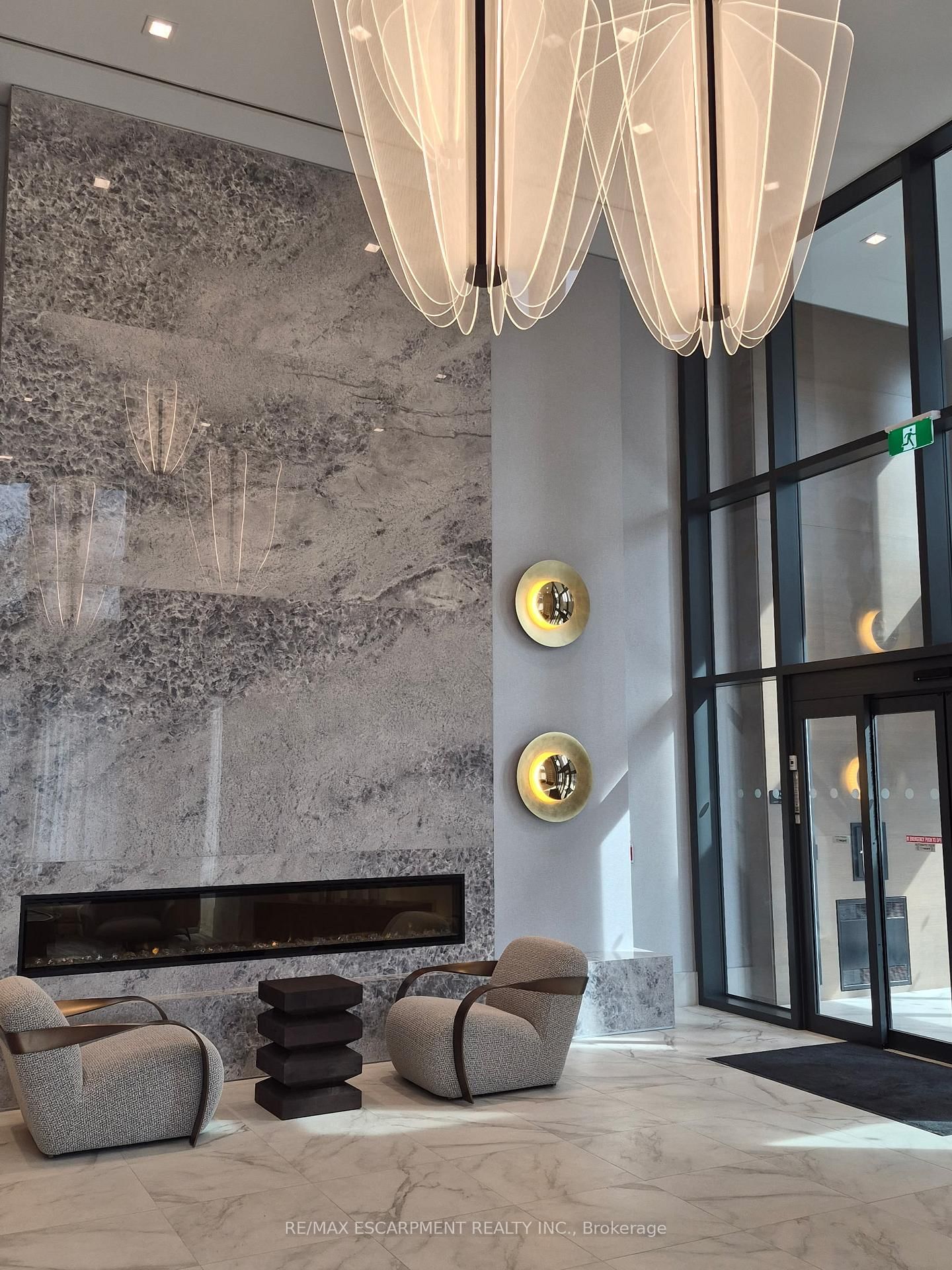 75 James Street S, Unit 818 - Photo 2